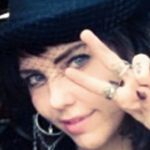 breezy_lua_aofie is swapping clothes online from 