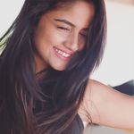 Ayesha is swapping clothes online from karachi, 