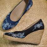 ques143 is swapping clothes online from 