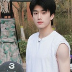 Vũ Trọng Hưng is swapping clothes online from 