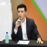 Trần Viết Bình is swapping clothes online from 