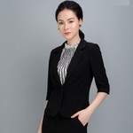 Đoàng Thùy Trang is swapping clothes online from 