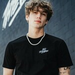 vinniehackermerch is swapping clothes online from 