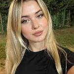 elizabeth09876 is swapping clothes online from 