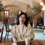 Lò Ngọc Ánh  is swapping clothes online from 