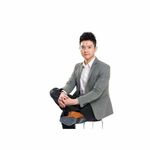 Trần Minh Hùng is swapping clothes online from 