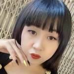 Trần Thu Hiền is swapping clothes online from 