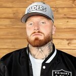 maxxcrosbymerch is swapping clothes online from 