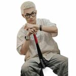 Jay Thuận is swapping clothes online from 