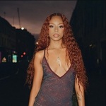 ravynlenaemerch is swapping clothes online from 