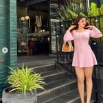elain is swapping clothes online from 