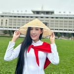 Thanh Thảo is swapping clothes online from 