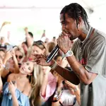 travis44 is swapping clothes online from 
